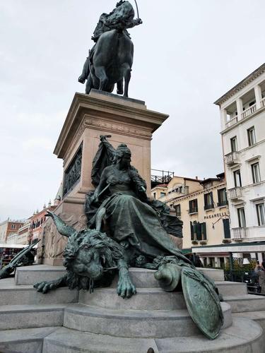 意大利罗马威尼斯广场（意大利罗马威尼斯广场 雕像）